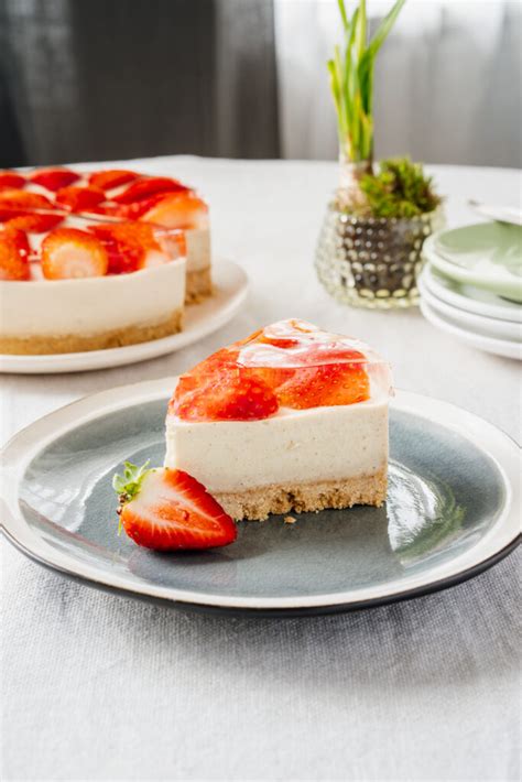 Nekeptas želės tortas su bananais ir braškėmis