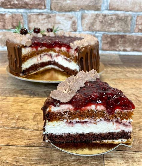 Surinktas „Miško pasaka“ tortas su uogų dekoracija