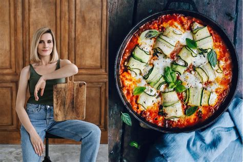 Cukinijų „cannelloni“ suktinukai paruošti ant medinės lentelės