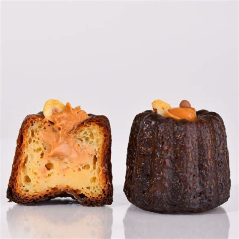 Kanelių pyragėliai ant lėkštės