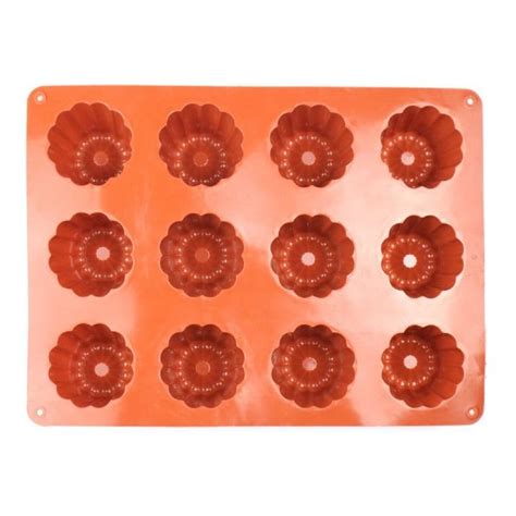 Procesas - tešlos pylimas į kanelių formeles