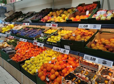Šviežių maisto produktų pasirinkimas prekybos centre