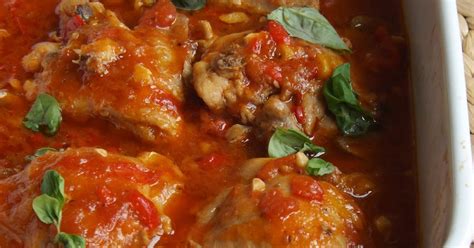 Vištiena Cacciatore troškinys su pomidorais ir paprikomis