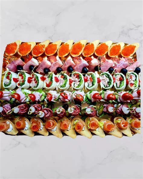 Įvairių canape sumuštinukų rinkinys