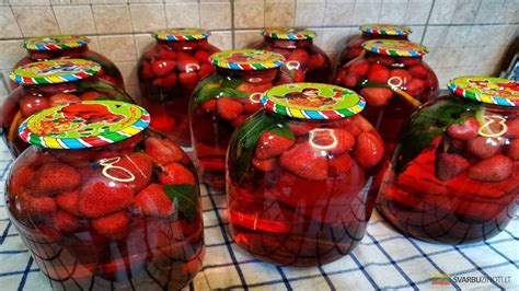 konservuoti braškių kompotai lentynoje