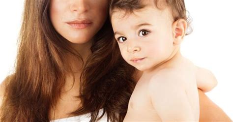 Motina su kūdikiu, apsupta paslaptingų būtybių