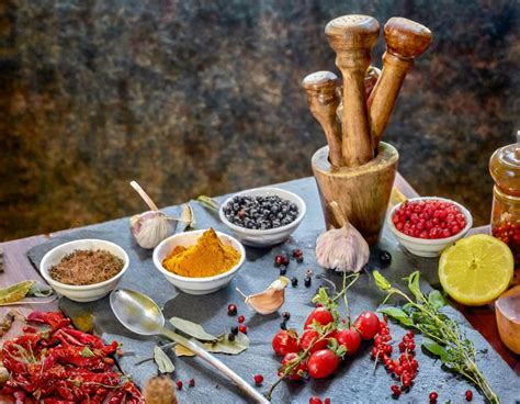 Įvairūs marinato ingredientai ir prieskoniai
