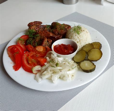 Pateiktas avienos šašlykas su šviežiomis daržovėmis