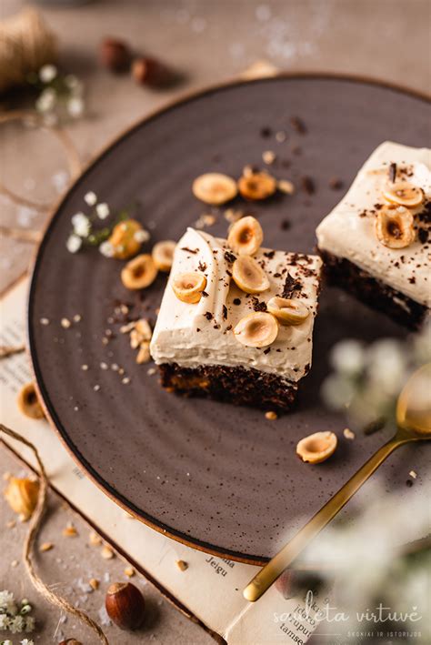 Šokoladainis su kriaušėmis ir riešutais