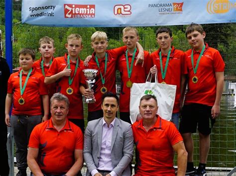 Nugalėtojų komandos su apdovanojimais barbekiu čempionate