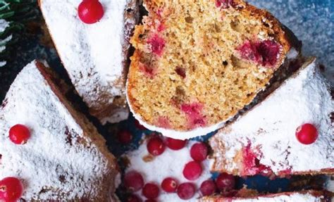 Kalėdinis keksas su džiovintomis spanguolėmis