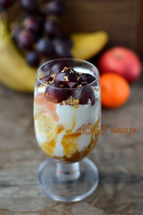 Šaltas vaisių ir jogurto desertas