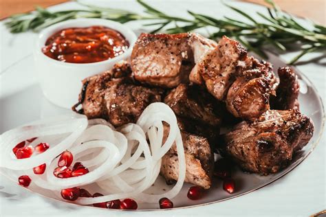Keptos kiaulienos gabaliukai su garnyru