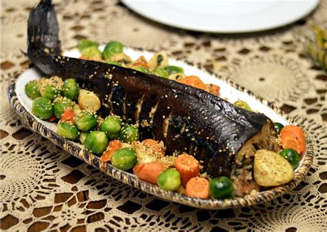 Patiekalo keptas afrikinis šamas su perlinių kruopų rizotu nuotrauka