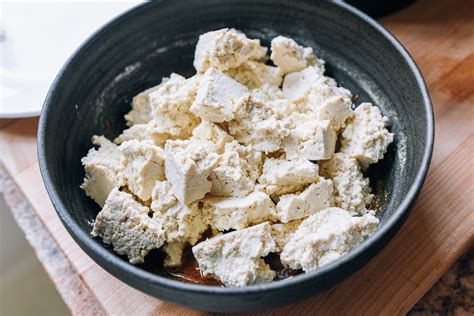 Įvairių rūšių tofu ir prieskonių asortimentas