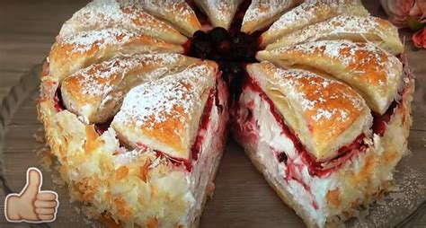 Šaldytų uogų deserto su plakta grietinėle nuotrauka