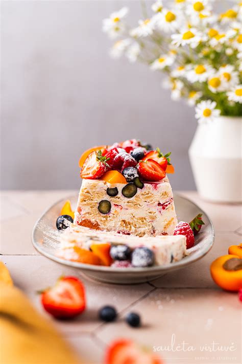 Varškės deserto su uogomis ir bananais nuotrauka