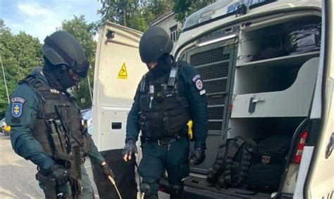 Policijos pareigūnai valgo pietus bendroje erdvėje