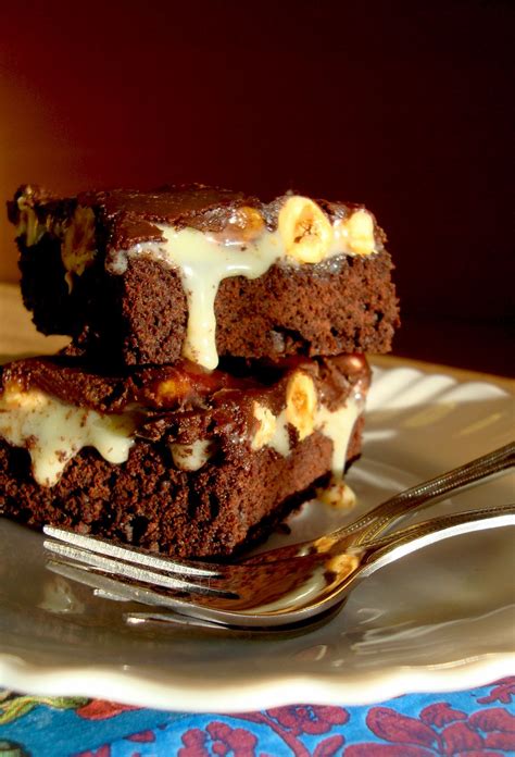 Paruoštas šokoladinis pyragas su kondensuotu pienu ir riešutais