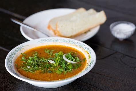 Vegetariškos charčo sriubos patiekimas
