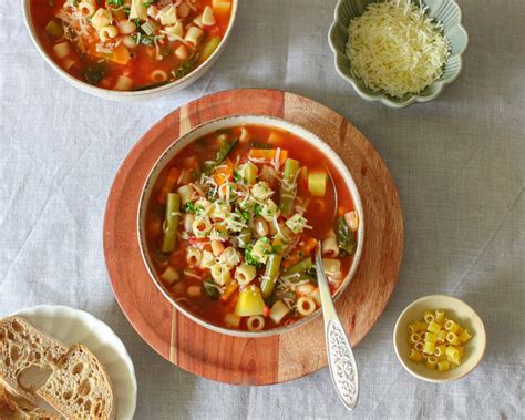 Įvairūs morkų sriubos su makaronais ingredientai