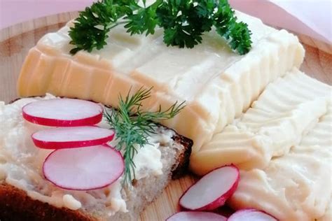 Įvairūs sriubų tirštinimo ingredientai: duona, sūris, kiaušinio tryniai