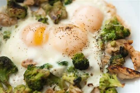 Kiaušinienė su brokoliais ir vištiena