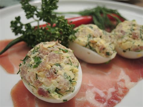 Kiaušiniai keramikiniuose indeliuose su kumpiu ir daržovėmis