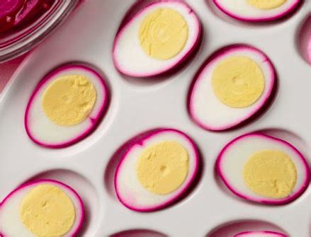 Marinuoti burokėlių spalvos kiaušiniai