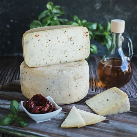 Įvairūs fermentiniai sūriai, skirti lazanijai
