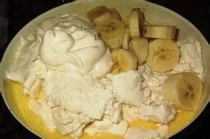 Varškės ir bananų ingredientai ant medinio stalo