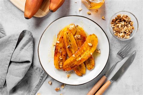 Karamelizuoti bananai su riešutais ant sūrio torto