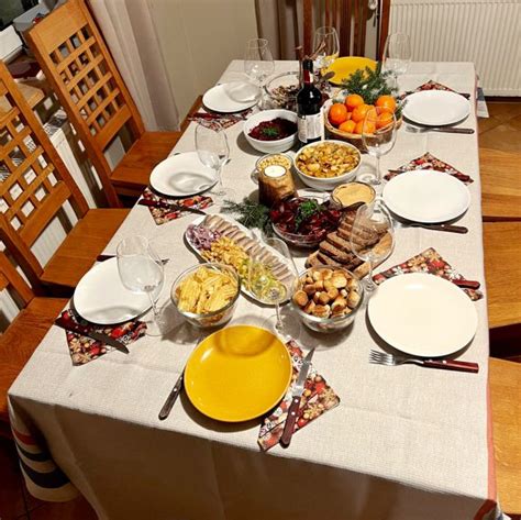 Šeimos valgio stalas su įvairiais patiekalais