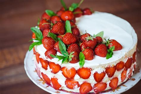 Prabangus braškinis tortas su grietinėlės kremu