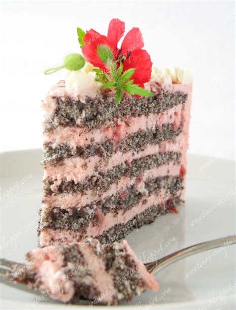 Aguonų tortas su braškėmis ir jogurto kremu