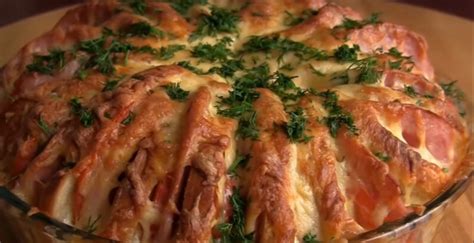 Sūrus duonos pyragas su kumpiu ir pomidorais