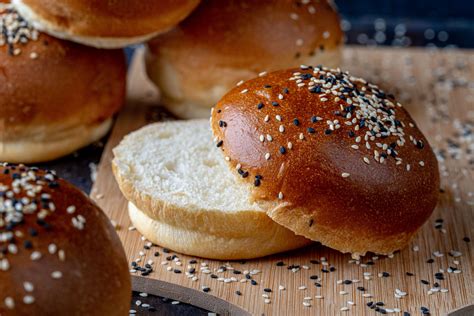 Juodos mėsainių bandelės su kalmarų rašalu