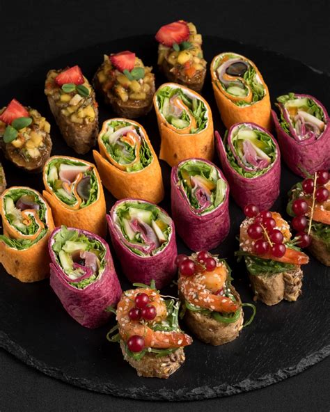 Azijos užkandžių asorti su pavasariniais suktinukais ir satay