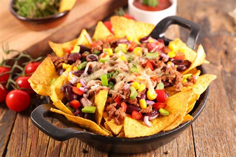 Nachos patiekalas su sūriu ir mėsa