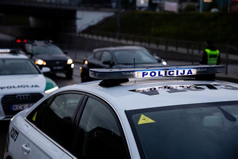 Policijos reido ir automobilio sprogimo iliustracija