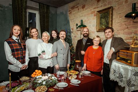 Šeima laužanti kalėdaitį prie bendro Kūčių stalo