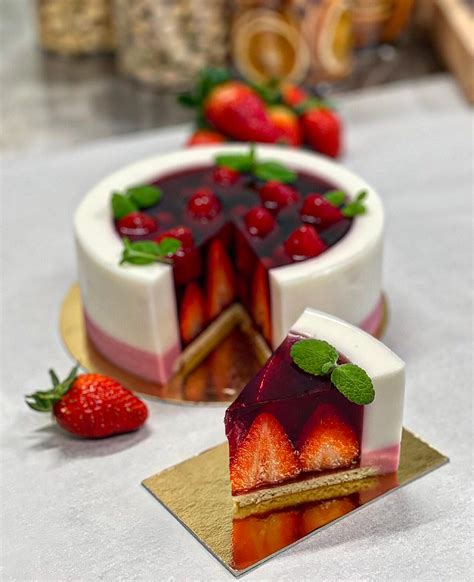 Braškinis tortas su grietinėle pjūvyje