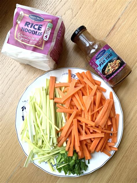 Tailandietiški Pad Thai makaronai su žemės riešutais