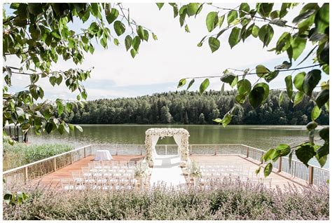 Jauki vestuvių ceremonija sodo kieme