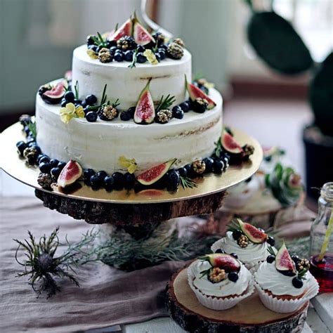 Vestuvinio torto stalas su įvairiais desertais