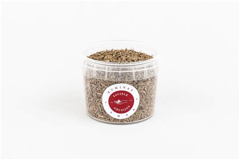 Įvairūs prieskoniai lašišai: cinamonas, kuminas, paprika