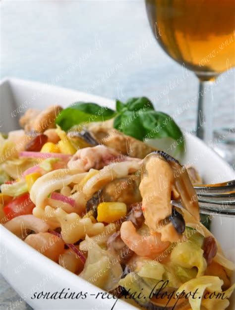 Estetiškai patiektos jūros gėrybių salotos