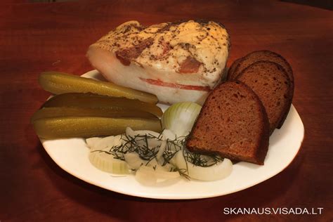 Lietuviški sūdyti lašiniai su duona ir svogūnais