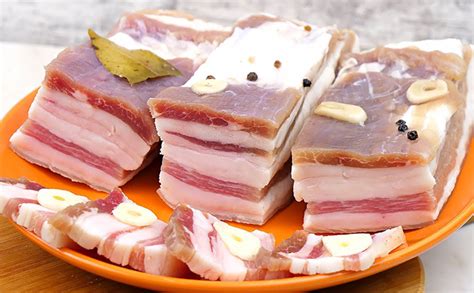 Lašiniai, marinuojami sūryme stiklainyje