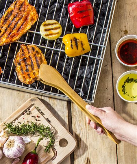 Grilio reikmenys: grotelės, iešmai, medinės lentelės